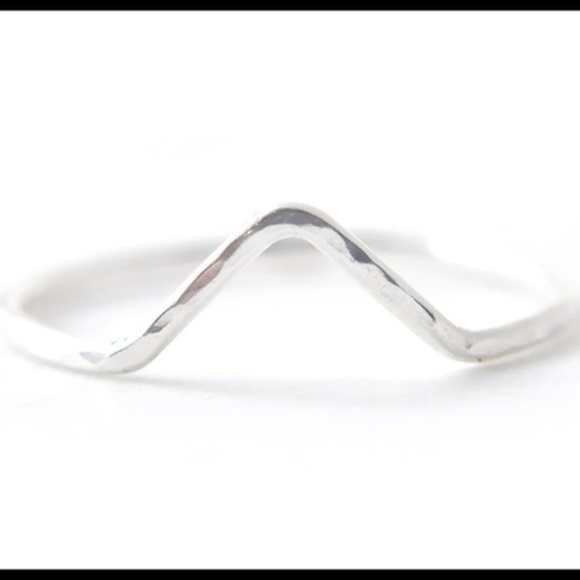 925 Sterling silver Hammered Chevron Ring - Picture 2 of 7